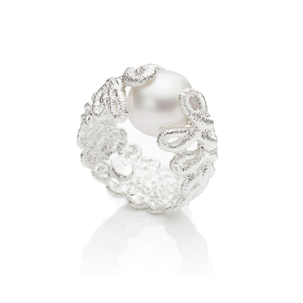 een zilveren ring van BRIGITTE ADOLPH model PIQUE DAME met een zoetwater parel en 2 champagne diamantjes briljant geslepen totaal 0.07 crt.